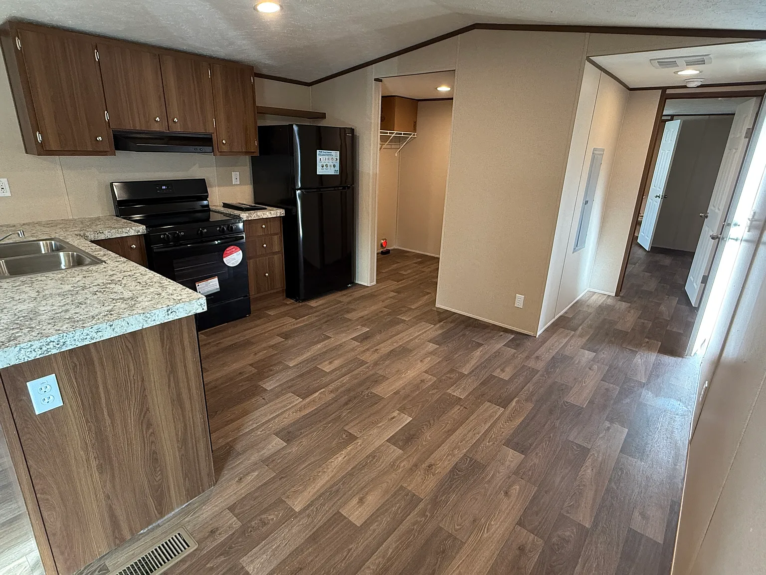 3 bed, 902 sqft, $1,100 — Photo 3