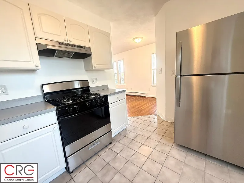 4 bed, 1.5 bath, 1400 sqft, $3,800 — Photo 4