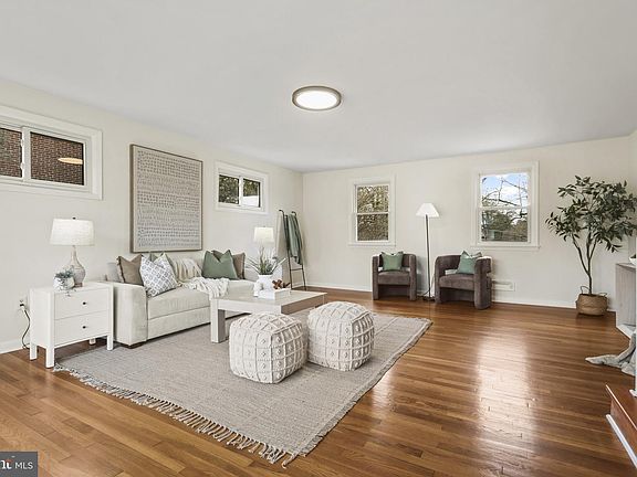 3rd image of 1214 Oakcroft Dr
