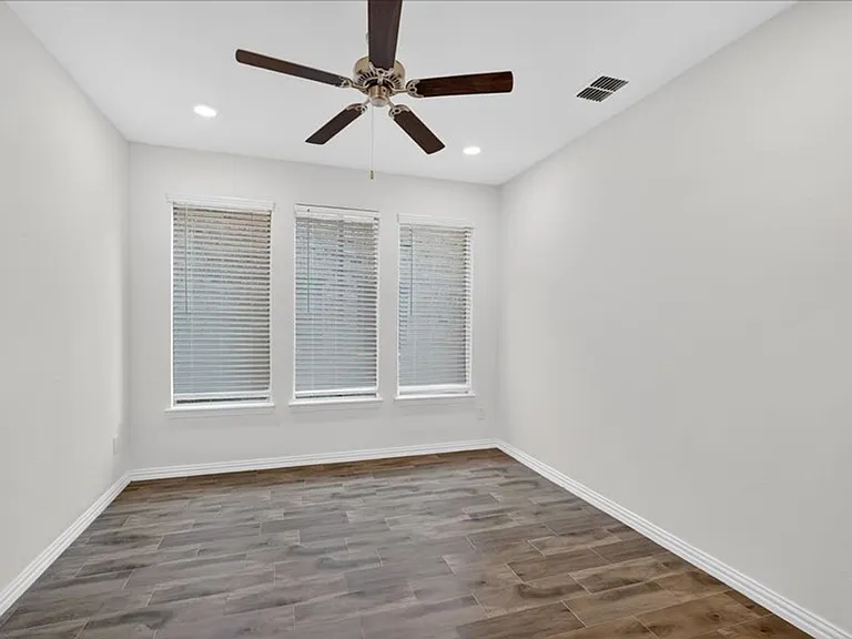 1501 Lake Grove Dr — Photo 17