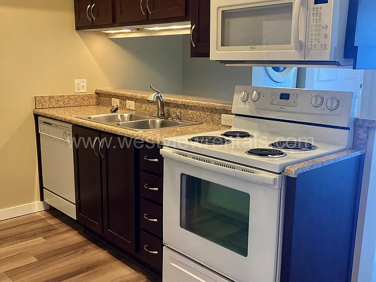 200 E Maple St — Photo 383
