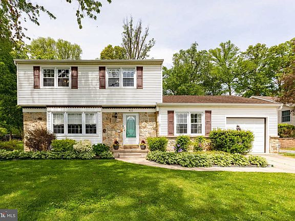 2nd image of 422 Woodcrest Dr