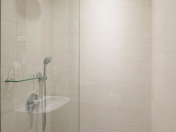 4th image of 115 E 37th St APT 2