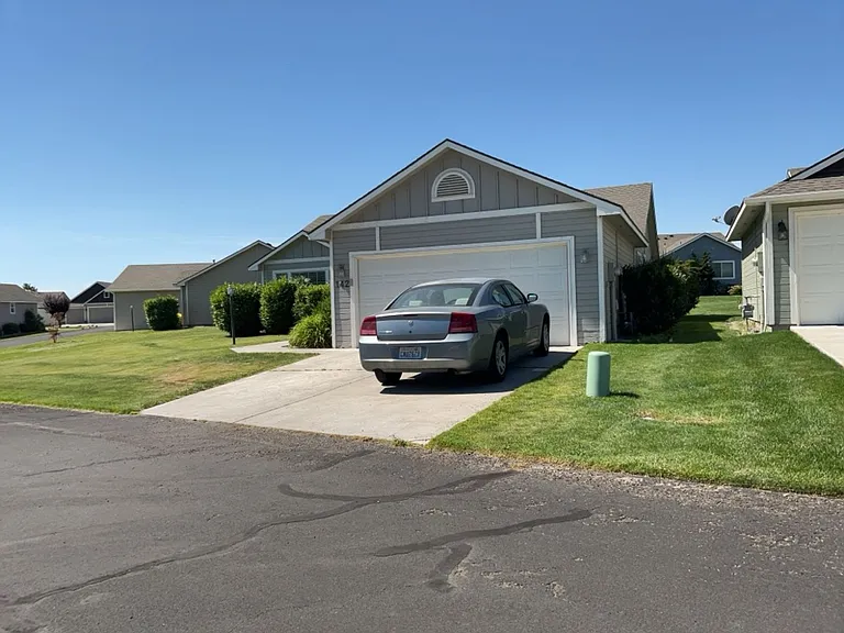 142 Berkshire Ln — Photo 2