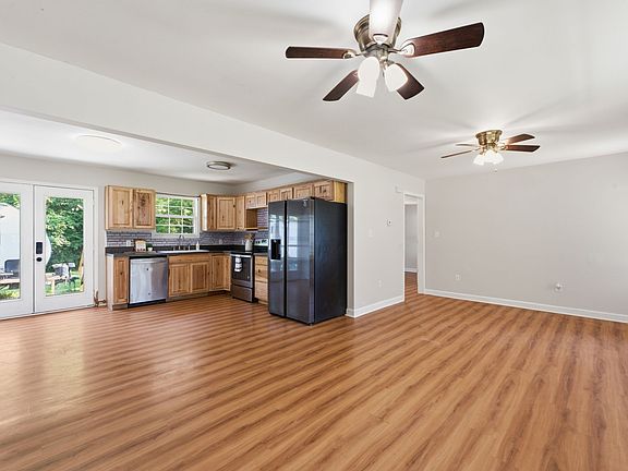 5th image of 945 McKellar Dr