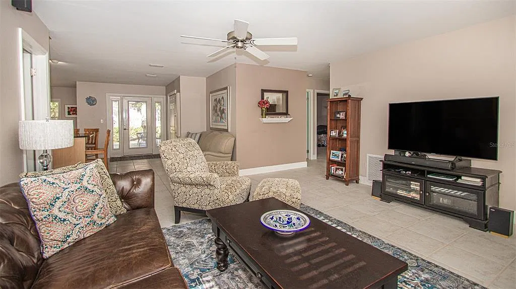 4 bed, 2.0 bath, 1645 sqft, $3,895 — Photo 3