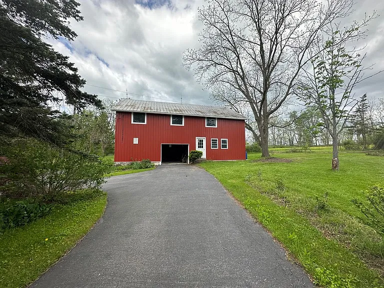 914 Middle Rd — Photo 3