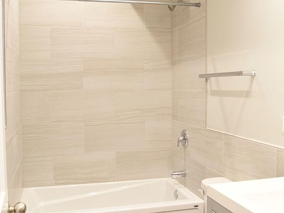 4th image of 3054 N Greenview Ave #2D