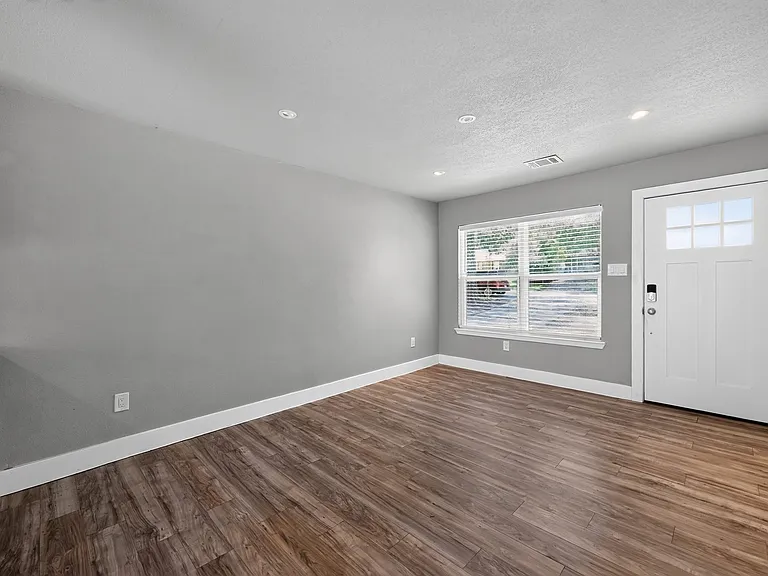 2321 Lakehurst Dr — Photo 8