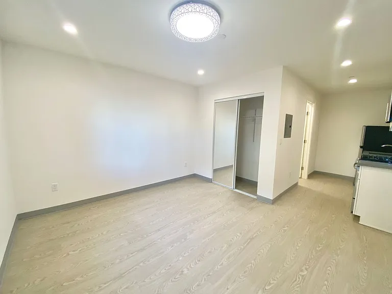 2500 Folsom — Photo 2