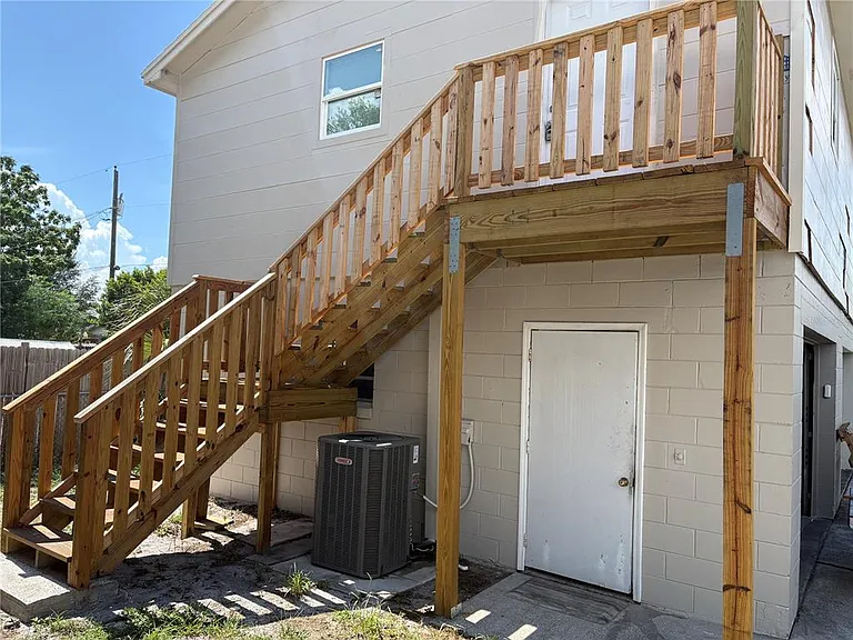 1100 Jamela Dr #B — Photo 2