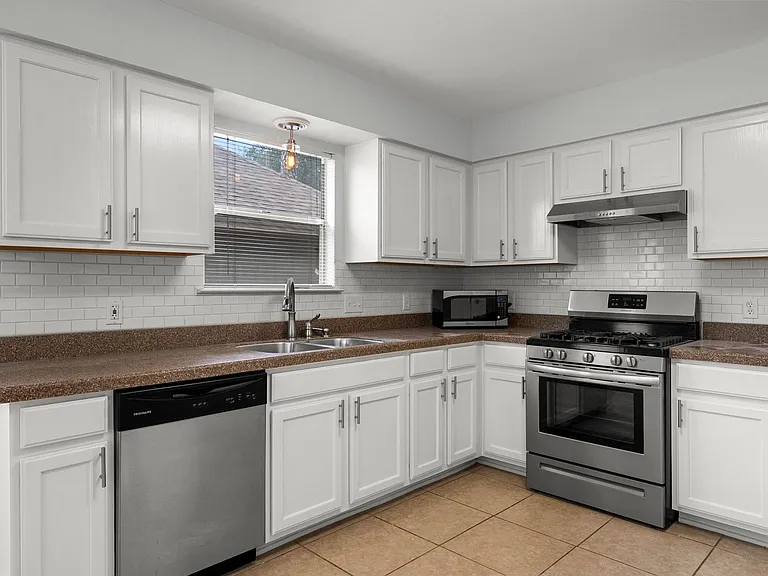 10410 Cayuse Cv — Photo 11