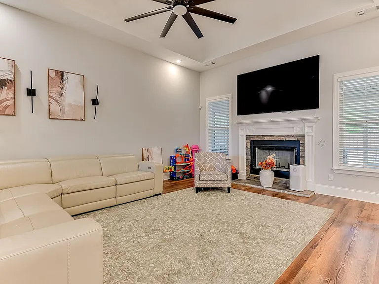 1213 Elbron Dr — Photo 9