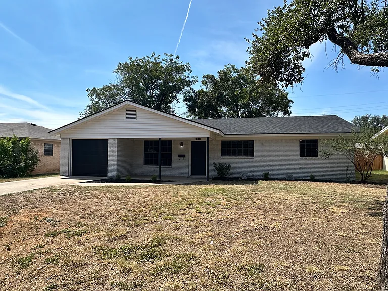 233 Robin Hood Trl — Photo 1