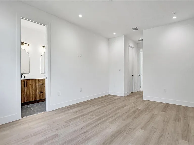 604 SW 7th Ave — Photo 11