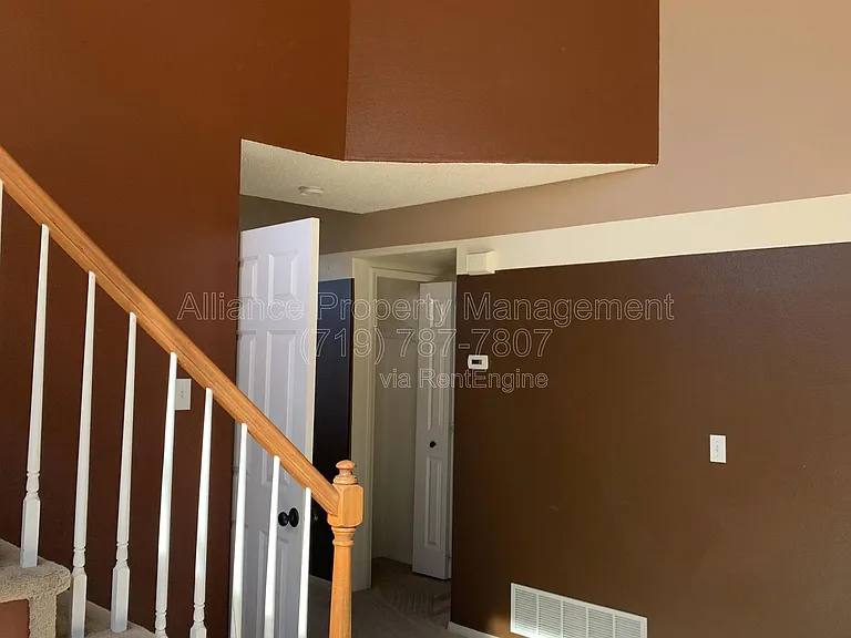 212 Oxbow Dr — Photo 5