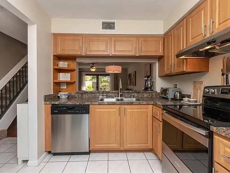 3062 S Oakland Forest Dr — Photo 2