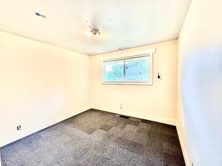 18 Jonathan Rd — Photo 9