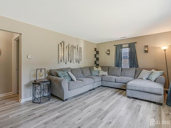 3rd image of 8 Pierrepont Ave