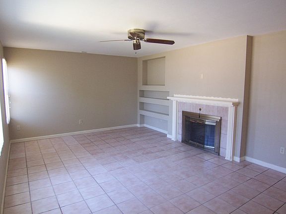 Large living room w/fireplace