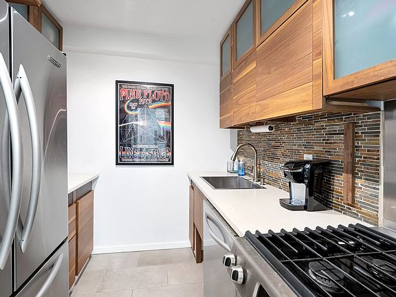 4th image of 111 E 85th St #5A