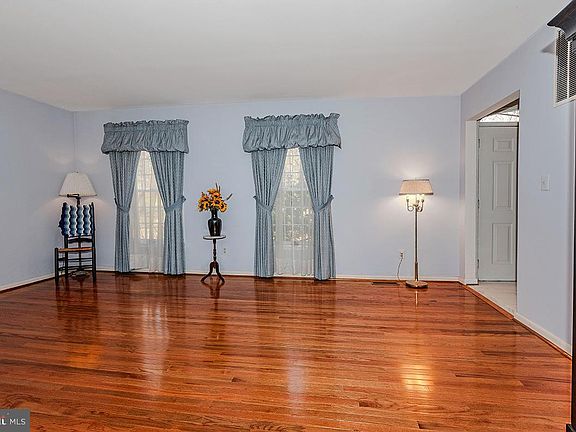 5th image of 213 King James Rd