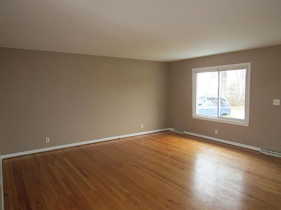 3rd image of 229 Juniper Dr