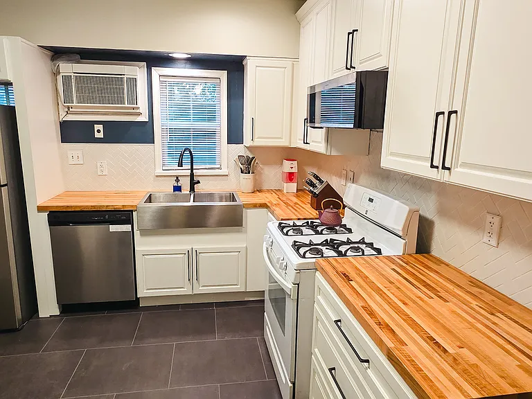 209 W Clay St — Photo 17