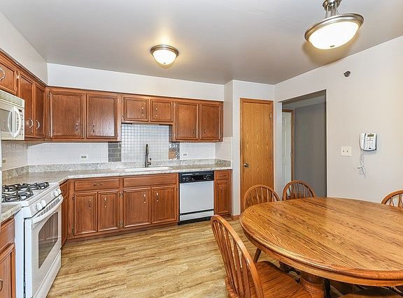 5th image of 10418 S Keating Ave APT 3G