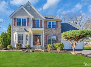 16 Larkspur Dr, Dayton, NJ 08810