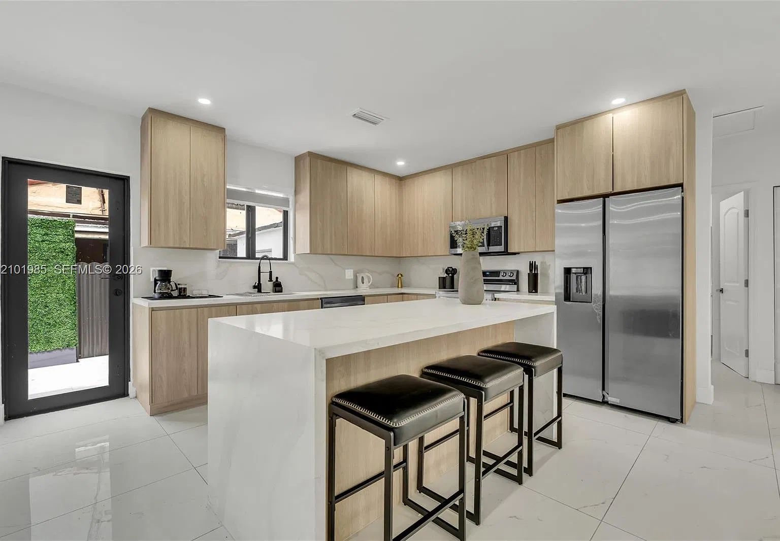 4 bed, 3.5 bath, 2023 sqft, $8,995 — Photo 3