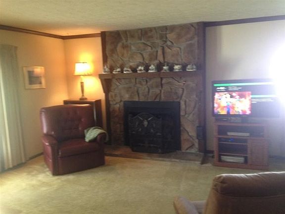 4th image of 19 Woodmont Ct