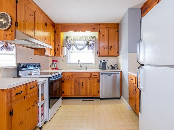 4th image of 44 Franklin St