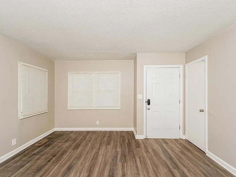 649110_019_living_room_13262432.jpg