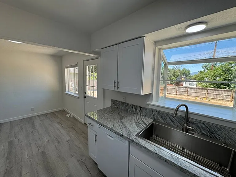 407 Oregon Ter — Photo 12