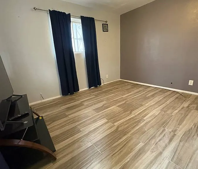 1006 W Yandell Dr — Photo 7
