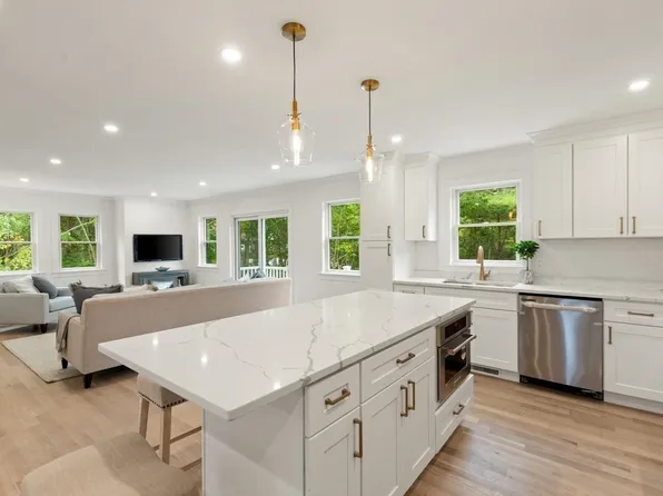 318 Essex Ave #A, Gloucester, MA 01930