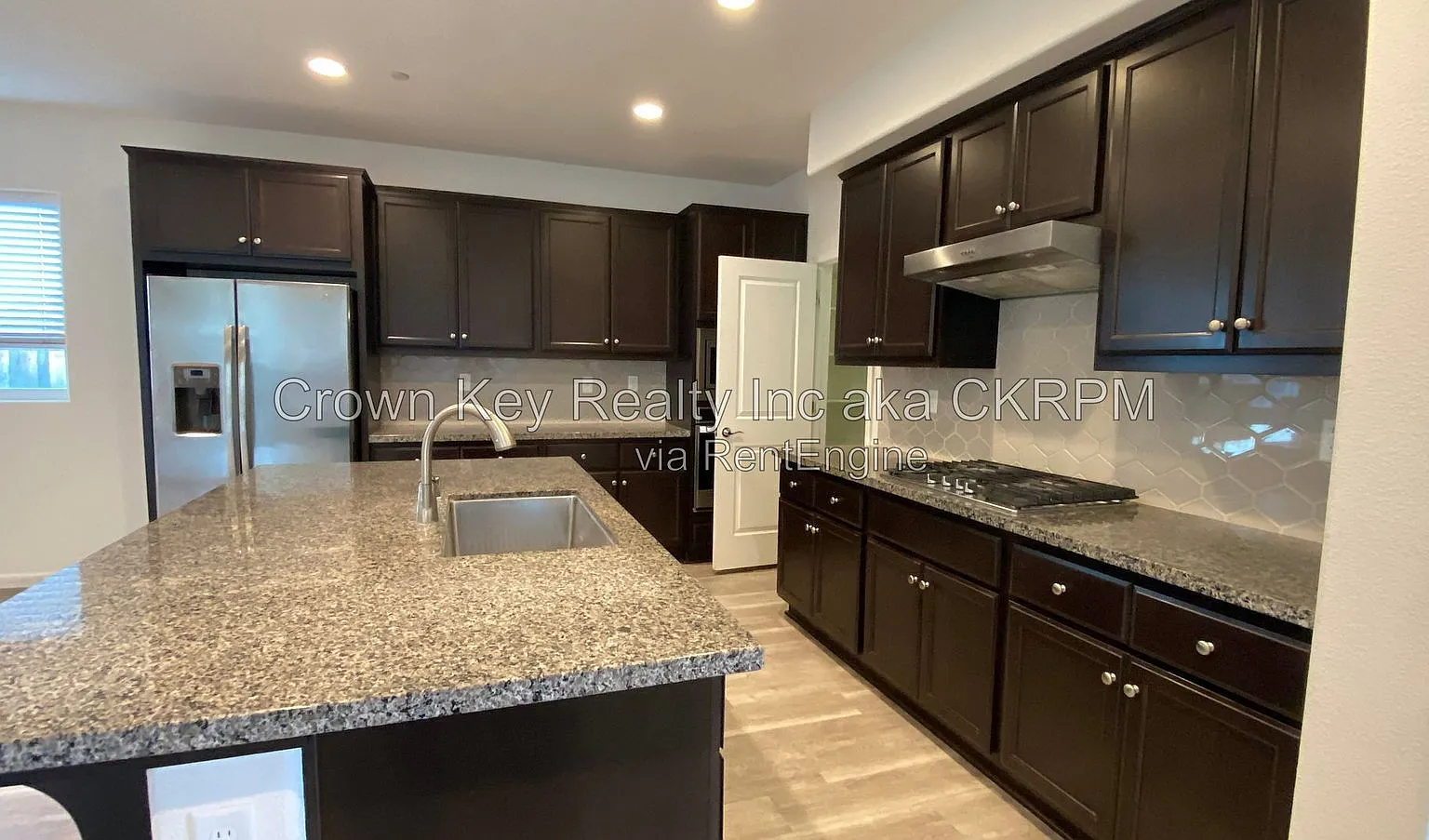 4 bed, 4.0 bath, 3005 sqft, $3,500 — Photo 4