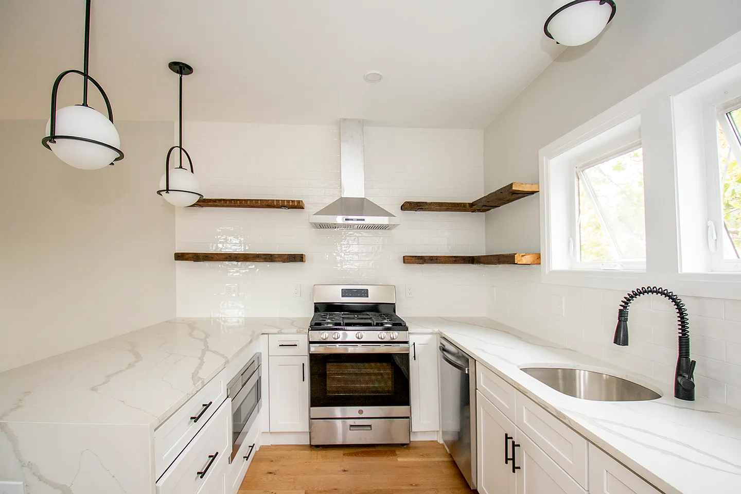 3 bed, 2.5 bath, 1600 sqft, $4,000 — Photo 2