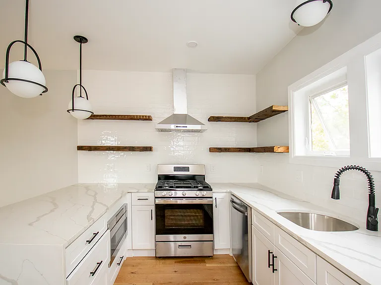 348 Chelsea St #3 — Photo 2