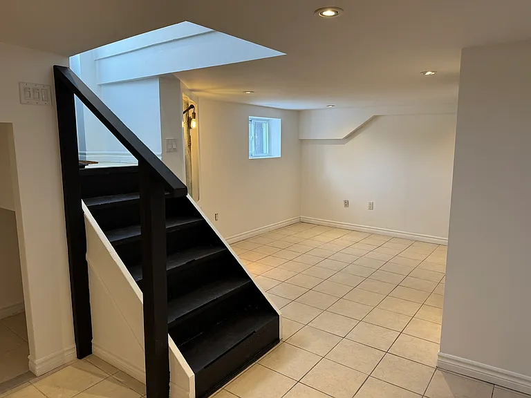 2A Tiverton Ave #2A — Photo 13