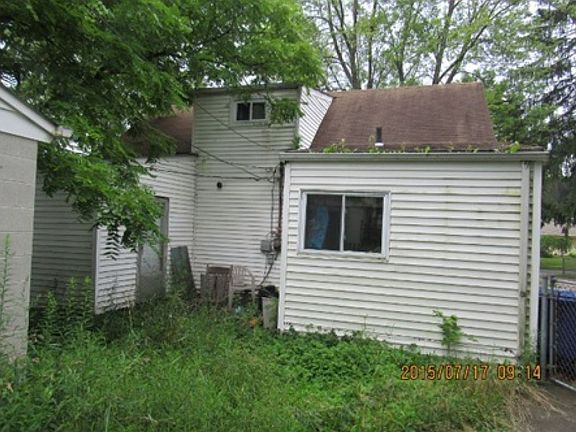 3rd image of 3960 Astor Ave