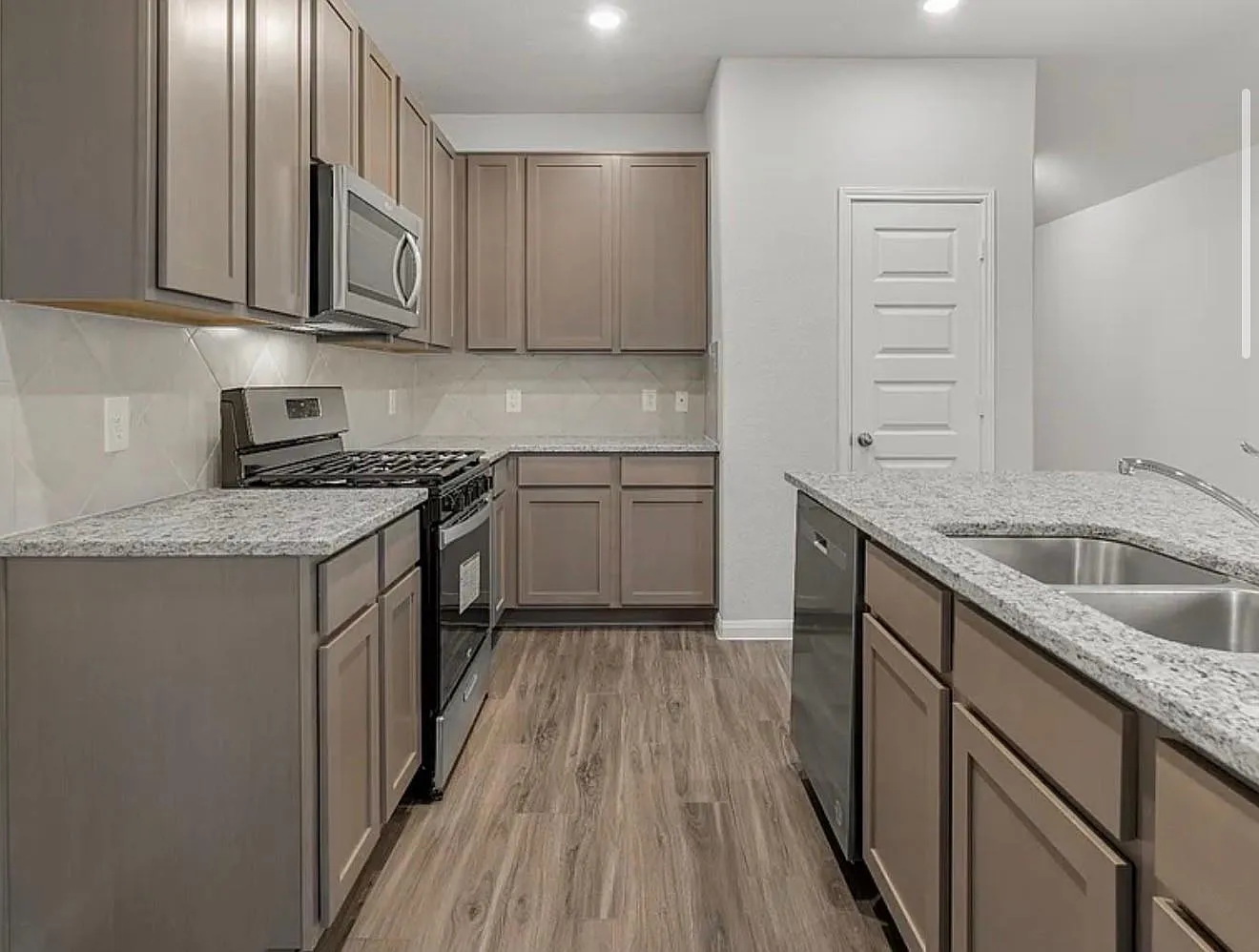 3 bed, 2.0 bath, 1662 sqft, $1,950 — Photo 4