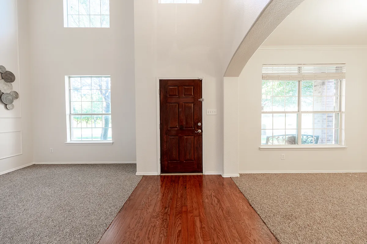 2 story entrance, with formal living and formal dining on either side of the entrance. - 1121 Ducks Lndg