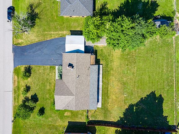 3rd image of 225 Maple Dr