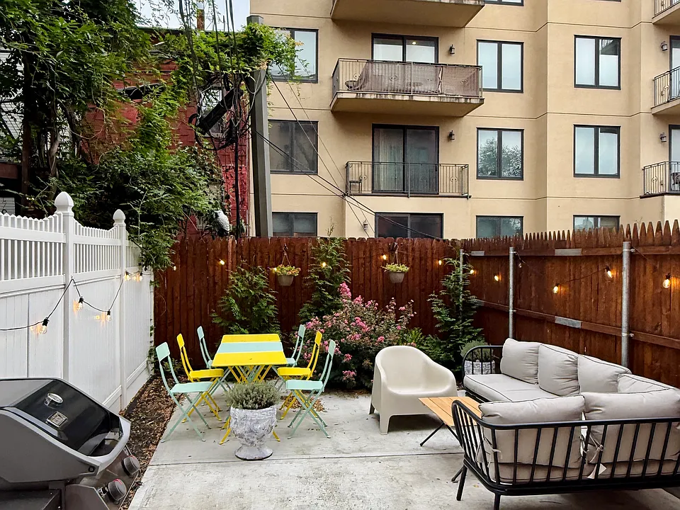 213 Kent St #1L