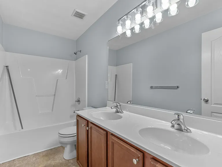 430 Woodford St — Photo 15