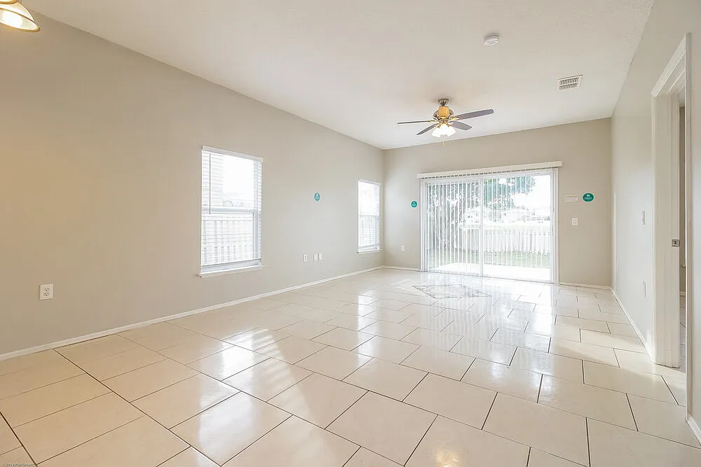 4 bed, 2.5 bath, 1941 sqft, $2,745 — Photo 3