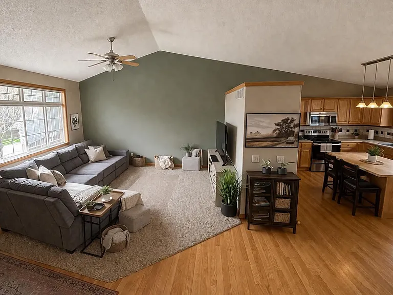 950 Augusta Cir — Photo 3