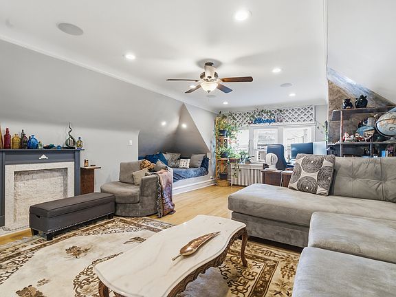 3rd image of 6000 W Byron St #2